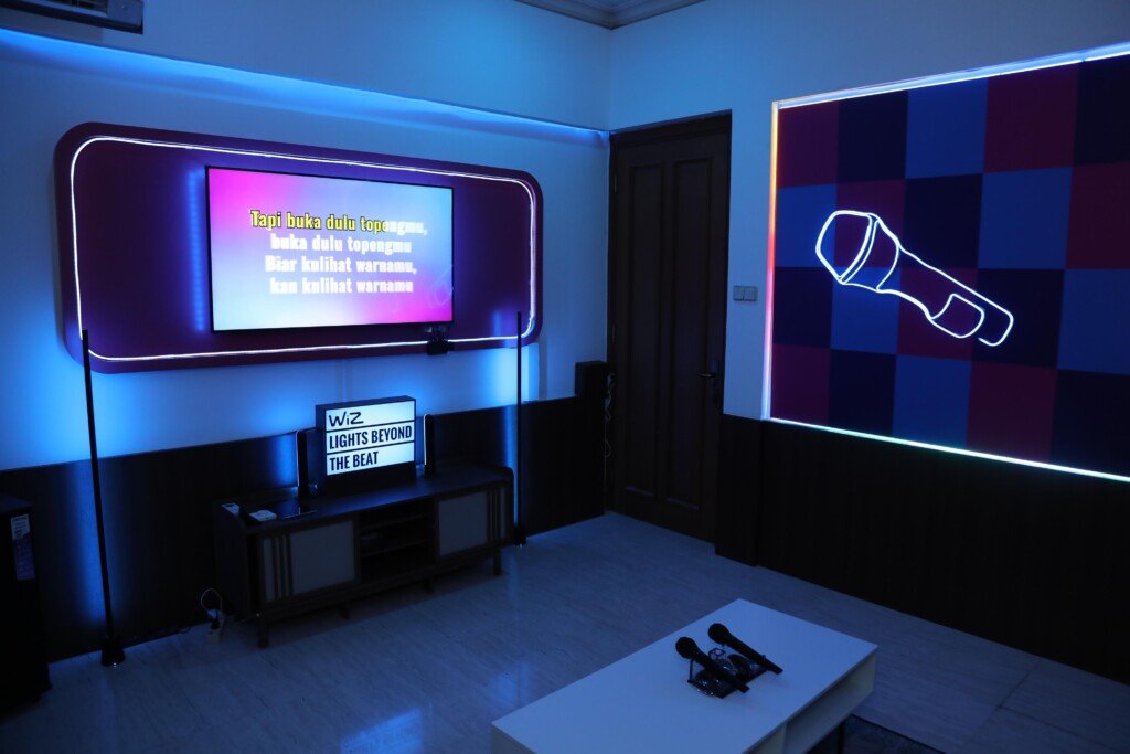 Ruangan karaoke dengan WiZ TV Sync Lights menghadirkan suasana panggung di rumah