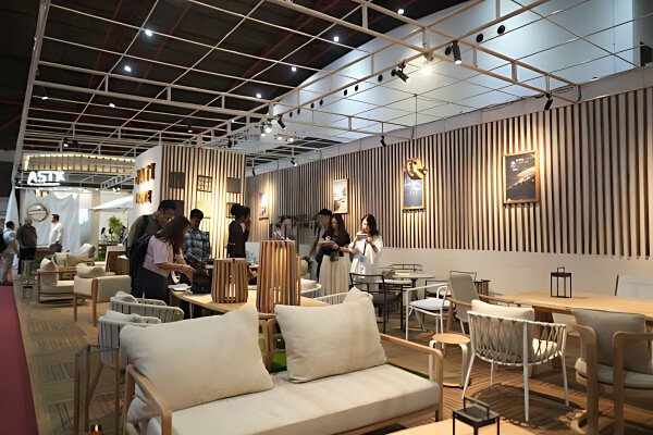 pameran-furnitur-ifex-2026-stand-kayu-rotan stand pameran ifex 2026 yang menjual furnitur kayu modern minimalis dan kursi rotan