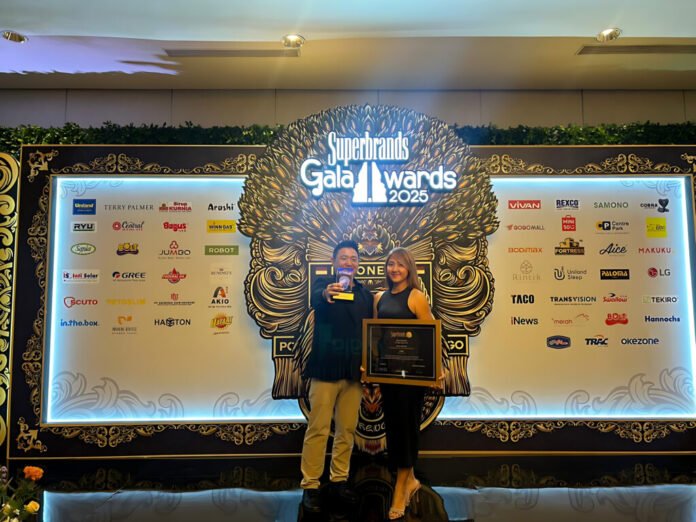 CEO dan Vice President JBS Perkasa menerima penghargaan Superbrands Indonesia’s Choice 2025 untuk Fortress pintu baja di Jakarta