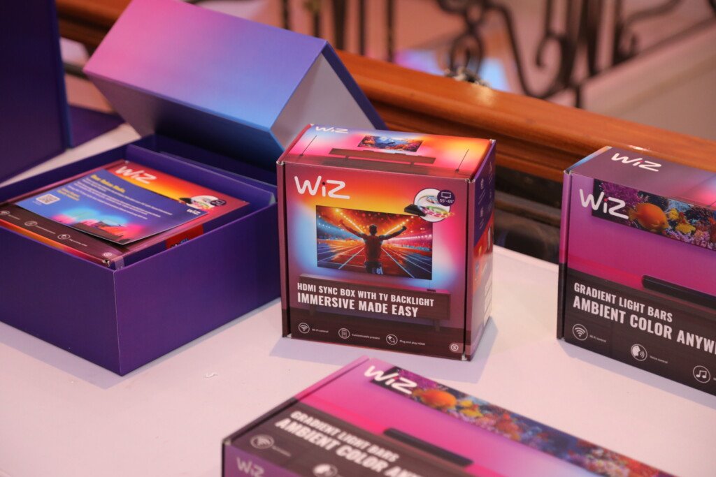 Produk WiZ TV Sync Lights termasuk HDMI Sync Box dan Gradient Light Bars dari Signify Indonesia