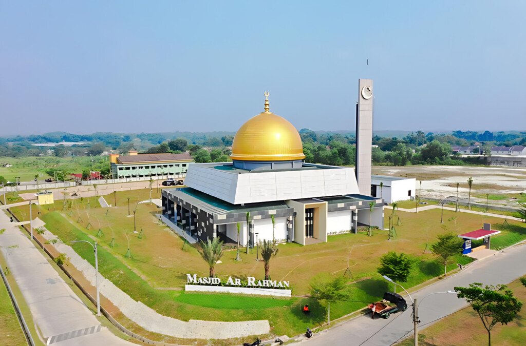 Masjid Ar-Rahman kedua di Citra Maja City dengan kubah emas berdiri kokoh di kawasan hunian Ciputra Group.