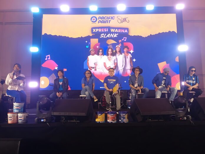 Panelis di panggung pada acara peluncuran kolaborasi Pacific Paint dan Slank. Terdapat anggota grup band Slank duduk bersama perwakilan dari Pacific Paint.