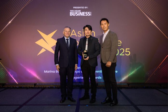 Sinar Mas Land menerima penghargaan Indonesia Brand Experience of the Year di Asian Experience Awards 2025. Tampak Robin Ng dan Ting Muh Tian di atas panggung di Singapura.