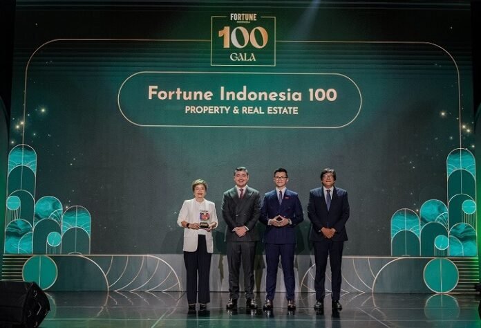 Susan dari Sinar Mas Land menerima penghargaan properti terbaik di Fortune Indonesia 100 Gala 2025 bersama para petinggi IDN dan Fortune Indonesia.