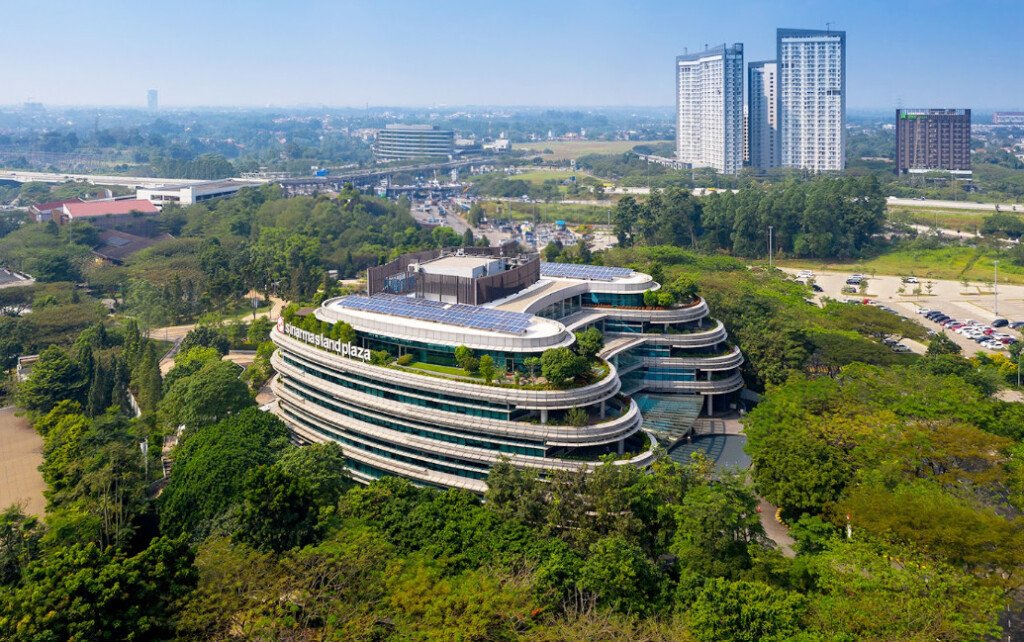 Gedung perkantoran Sinar Mas Land Plaza di BSD City dengan desain berkelanjutan dan panel surya di atasnya.