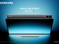 Foto produk Samsung Galaxy Tab S11 Series (Ultra) berwarna abu-abu, menyoroti desainnya yang tipis dan bodi belakang yang menampilkan dua kamera. Tablet ini diletakkan di belakang sebuah tablet lainnya yang menampilkan layar Dynamic AMOLED 2X yang menyala, dengan S Pen berwarna putih yang berada di depannya. Gambar ini menunjukkan fitur premium dan desain yang berfokus pada produktivitas dari seri Galaxy Tab S11