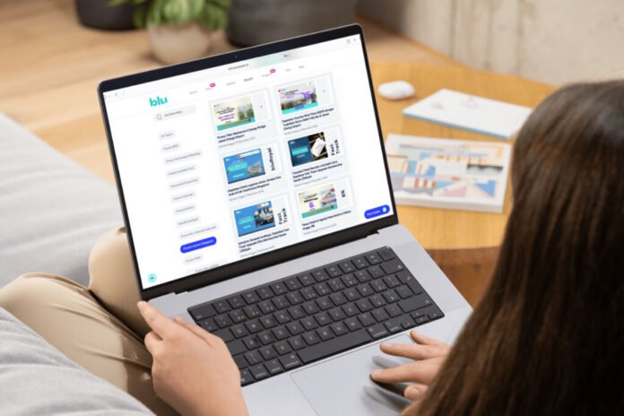 bca-digital-stb-liburan-singapura-lebih-praktis BCA Digital gandeng Singapore Tourism Board memudahkan liburan ke Singapura. Tampilan promo blu di laptop.