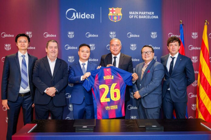 Midea resmi jadi sponsor utama FC Barcelona mulai musim 2026/2027, perwakilan kedua pihak berpose dengan jersey nomor 26.