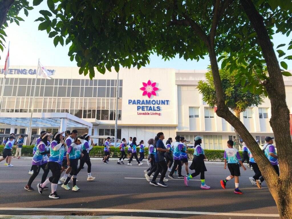 Peserta Pharmaphoria Fun Run 2025 berlari melewati boulevard Paramount Petals Tangerang.
