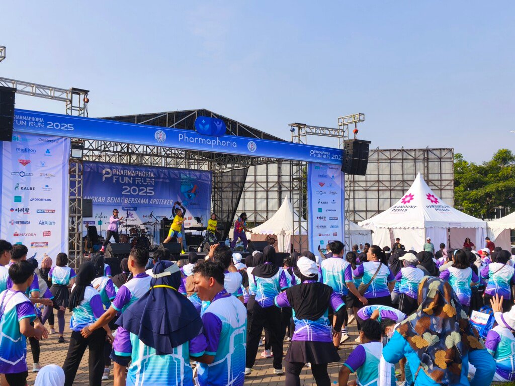 Peserta Pharmaphoria Fun Run 2025 mengikuti zumba bersama di panggung hiburan Paramount Petals Tangerang.