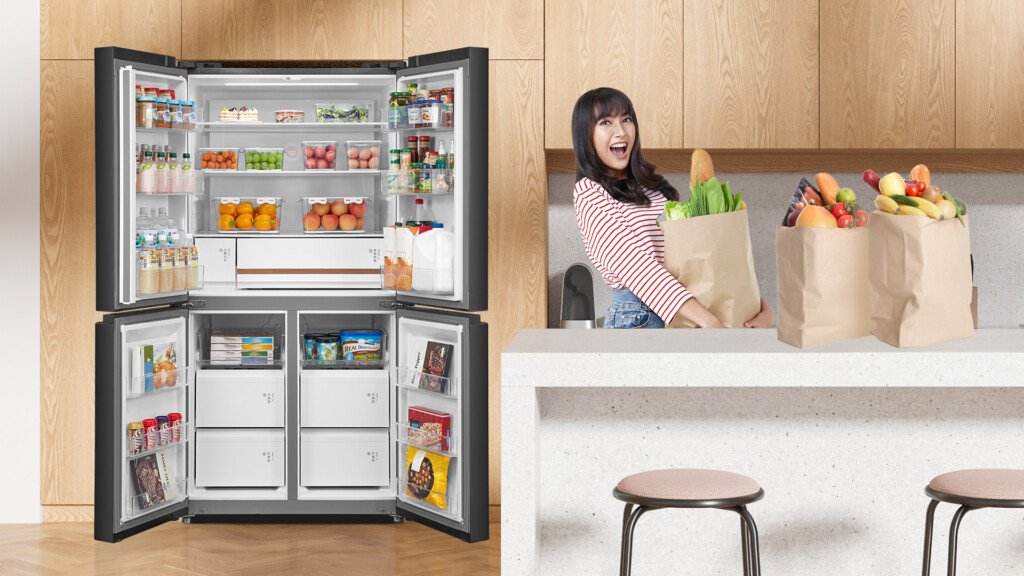 Keluarga menata belanjaan segar di dapur dengan kulkas Toshiba Nature Pure Series kapasitas besar 711 liter terbuka