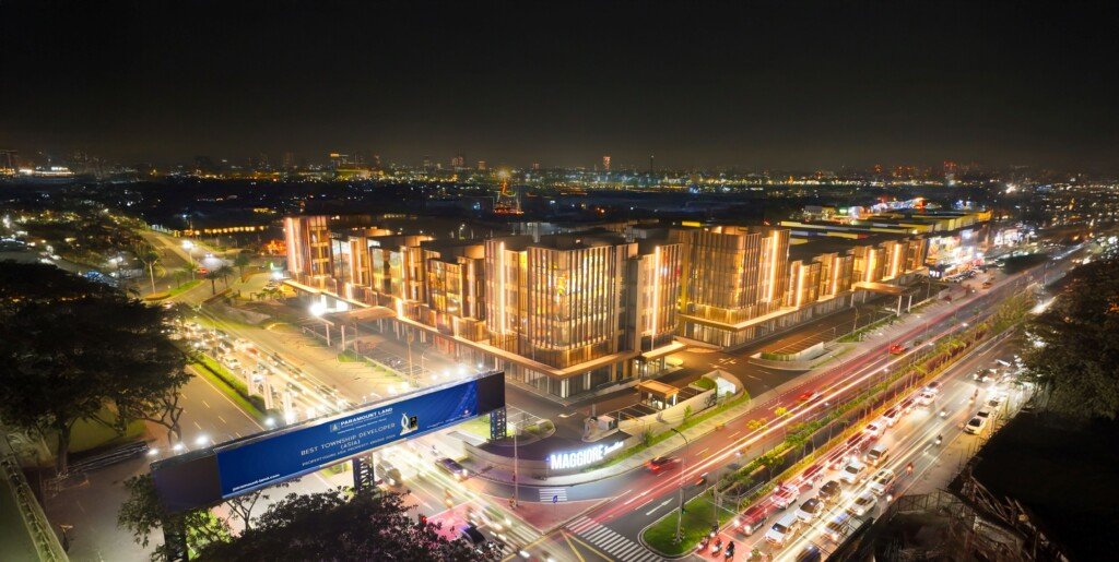 Kawasan komersial Paramount Gading Serpong di malam hari dengan suasana modern dan ramai.