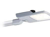 Sebuah foto close-up produk baru lampu jalan LED Signify GreenVision Xceed Pro. Lampu ini memiliki desain modular berwarna abu-abu dan dapat disesuaikan.