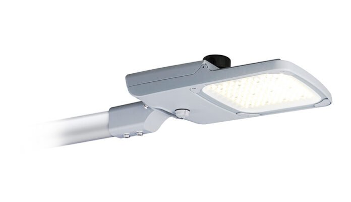 Sebuah foto close-up produk baru lampu jalan LED Signify GreenVision Xceed Pro. Lampu ini memiliki desain modular berwarna abu-abu dan dapat disesuaikan.