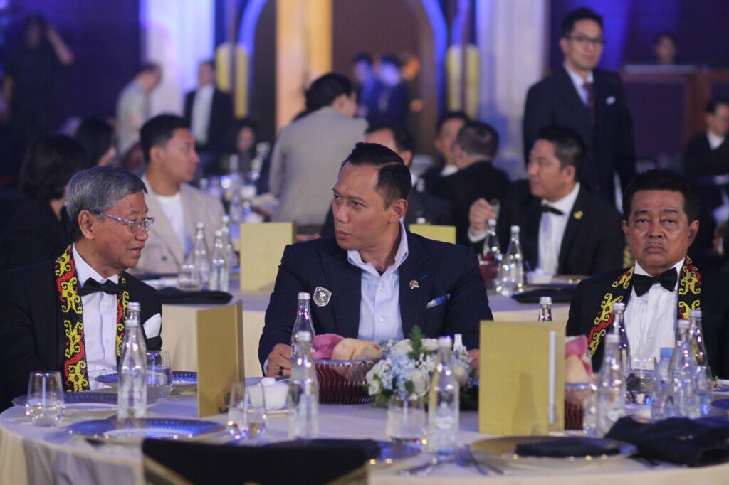Agus Harimurti Yudhoyono bersama tamu undangan pada malam puncak Golden Property Awards 2025