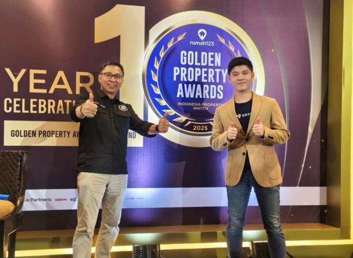 ali-tranghanda-dan-andry-law-di-golden-property-awards-2025 Ali Tranghanda CEO Indonesia Property Watch dan Andry Law VP Marketing Rumah123 berpose di acara Golden Property Awards 2025