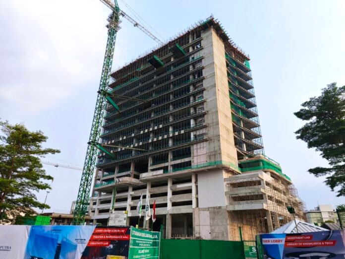 gedung universitas ciputra jakarta dalam proses pembangunan topping off oktober 2025