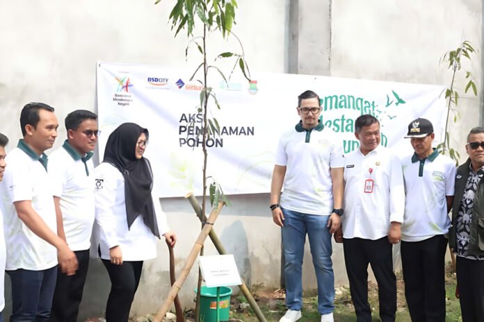 Sekelompok orang, termasuk perwakilan Sinar Mas Land dan pemerintah setempat, sedang menanam pohon sebagai bagian dari program penghijauan di Tangerang.