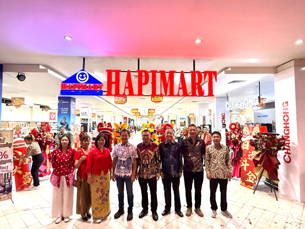 Perwakilan Sinar Mas Land dan HAPIMART berfoto bersama di depan pintu masuk toko saat peresmian gerai ritel HAPIMART di ITC Kuningan.