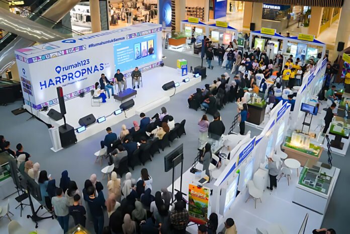 pameran-properti-rumah123-harpropnas-fest Booth pameran properti Rumah123 HARPROPNAS FEST 2025, suasana forum diskusi tentang ekosistem properti, properti, dan ekonomi