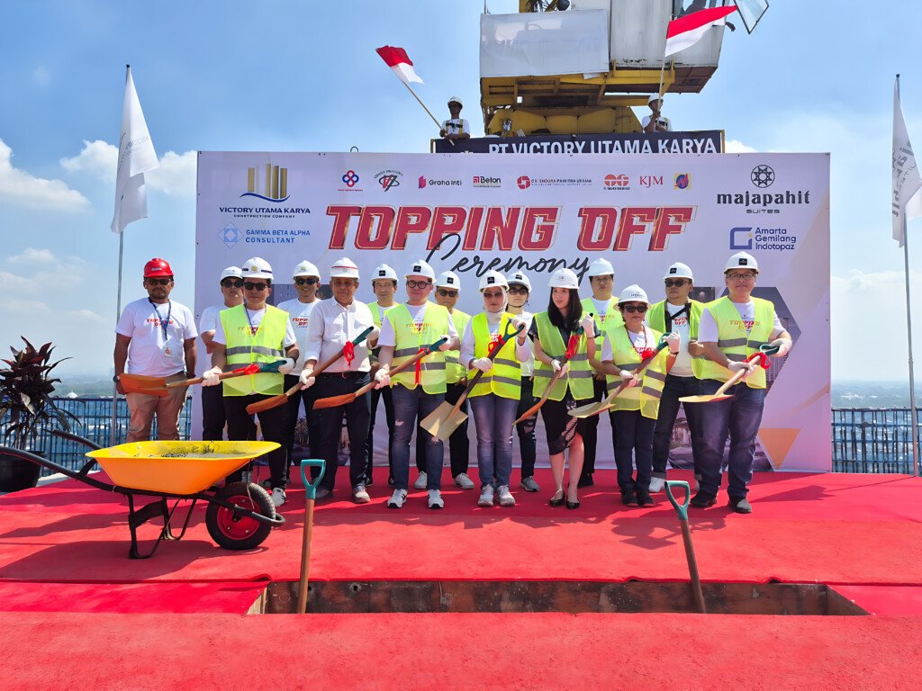 Manajemen PT Amarta Gemilang Indotopaz dan mitra strategis saat topping off Majapahit Suites Tower Mahesa Cibubur