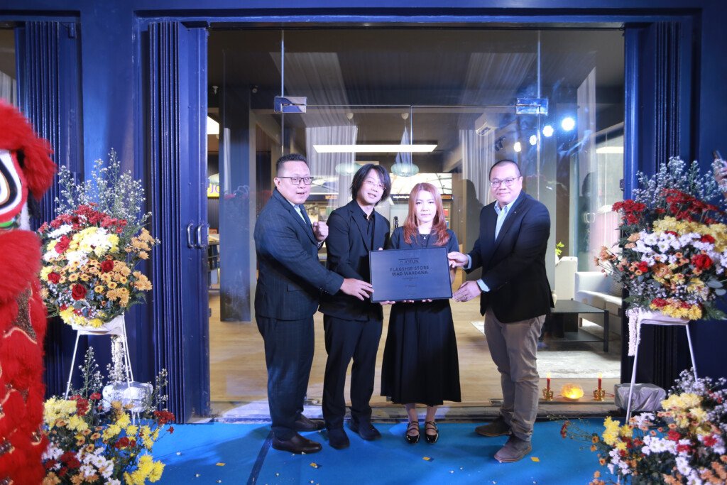 Peresmian Jotun Flagship Store Lampung Wardana Adhi Djaya oleh Willy Djainudin, Agus Wardana Djaja, Veinesca Chandra, dan Lius Husein, sebagai solusi cat rumah tropis.