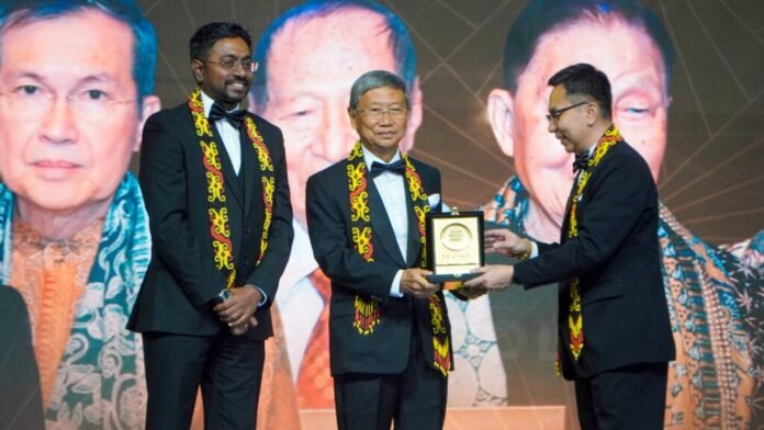 SD Darmono (tengah) menerima tropi The Legacy dari CEO Indonesia Property Watch Ali Tranghanda (kanan) di acara Golden Property Awards 2025 (GPA 2025).