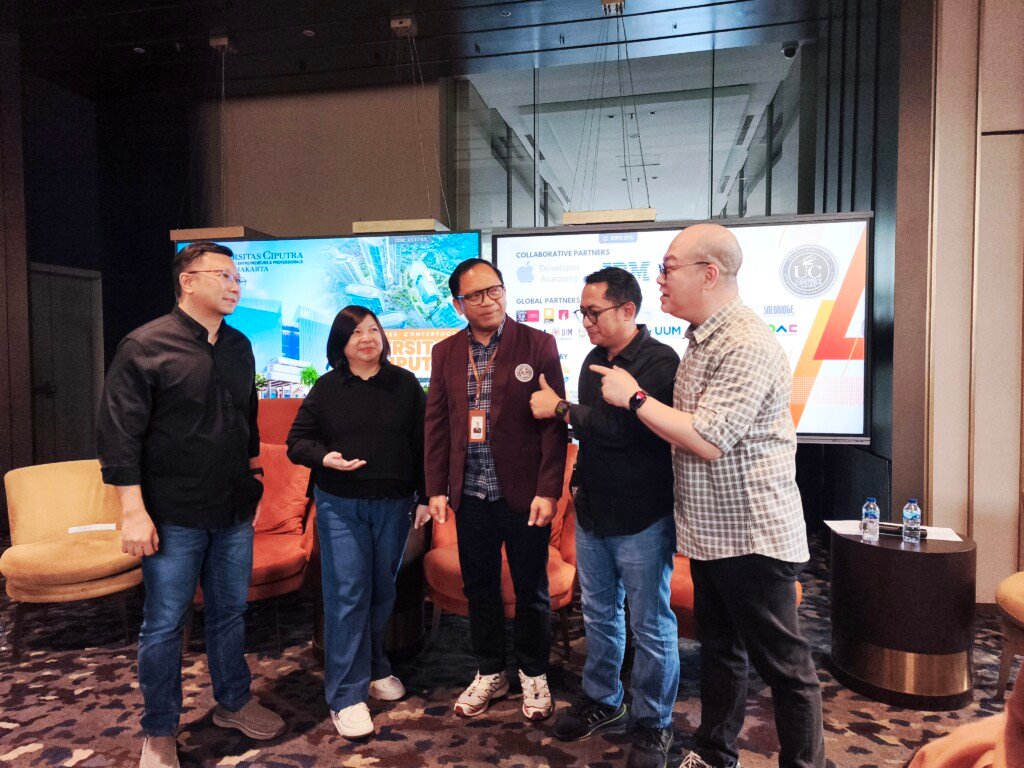 sesi press conference universitas ciputra 19 tahun kolaborasi ibm apple di jakarta barat
