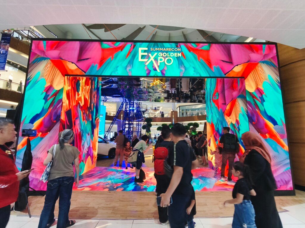 Instalasi visual interaktif summarecon expo 2025 di area mall