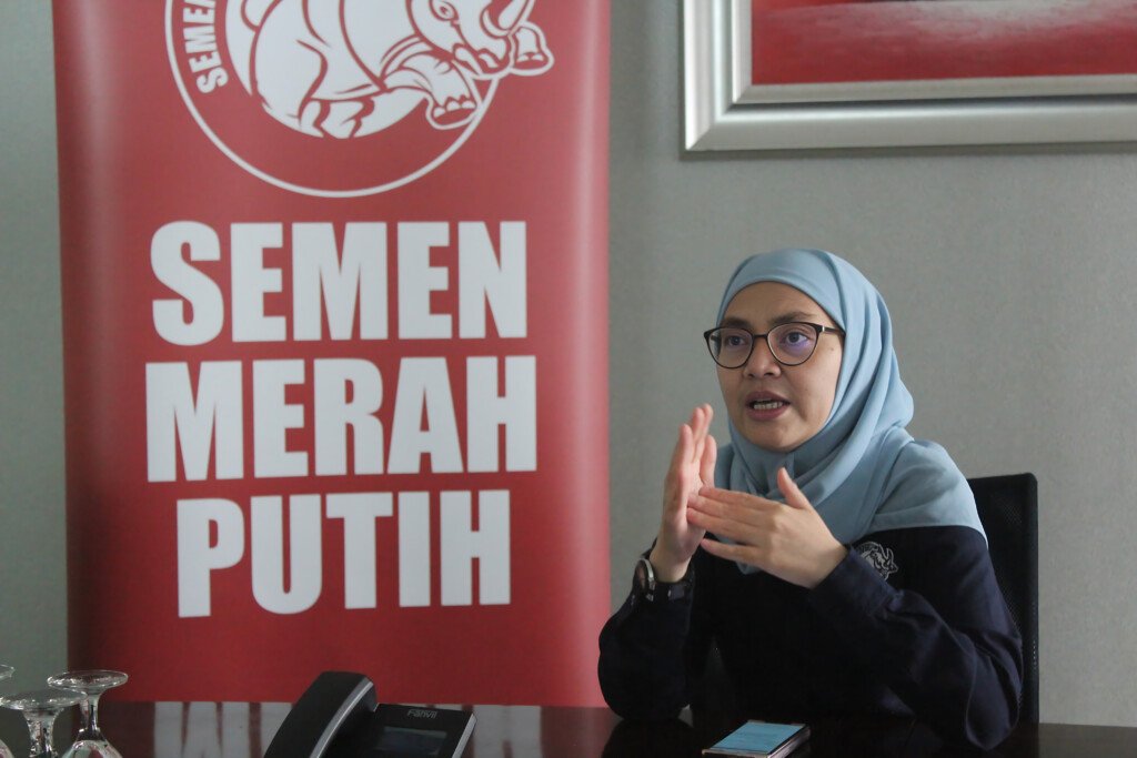 Nyiayu Chairunnikma, Head of Marketing Semen Merah Putih (PT Cemindo Gemilang Tbk), membahas inovasi pembangunan berkelanjutan melalui microalgae.