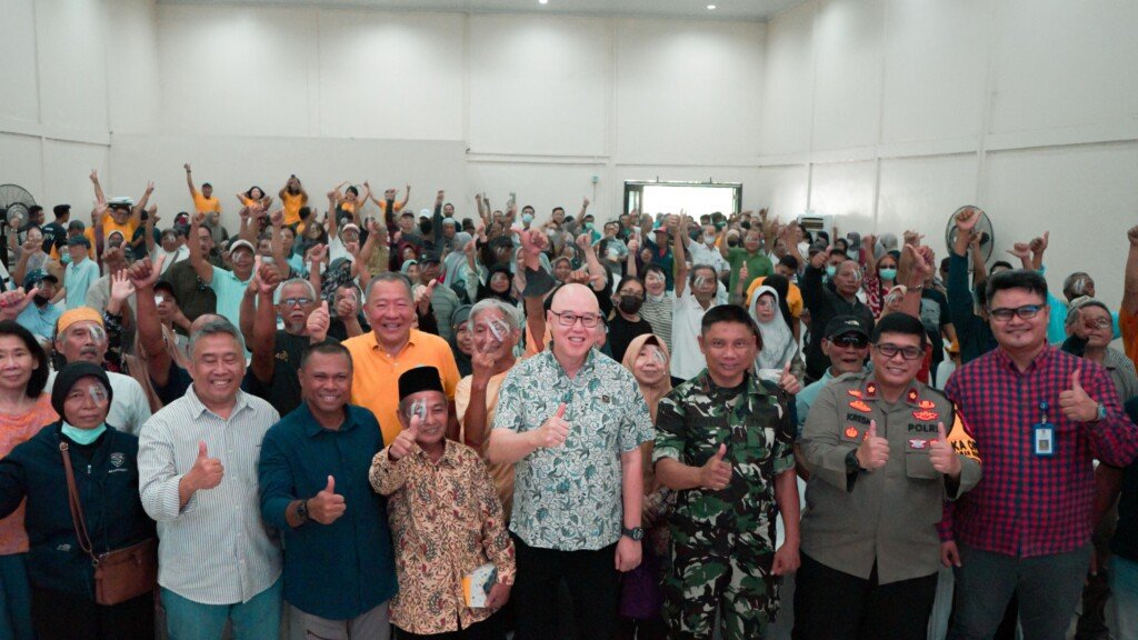 Ratusan peserta operasi katarak gratis Summarecon berfoto bersama tim medis, aparat, dan panitia acara di Tangerang.