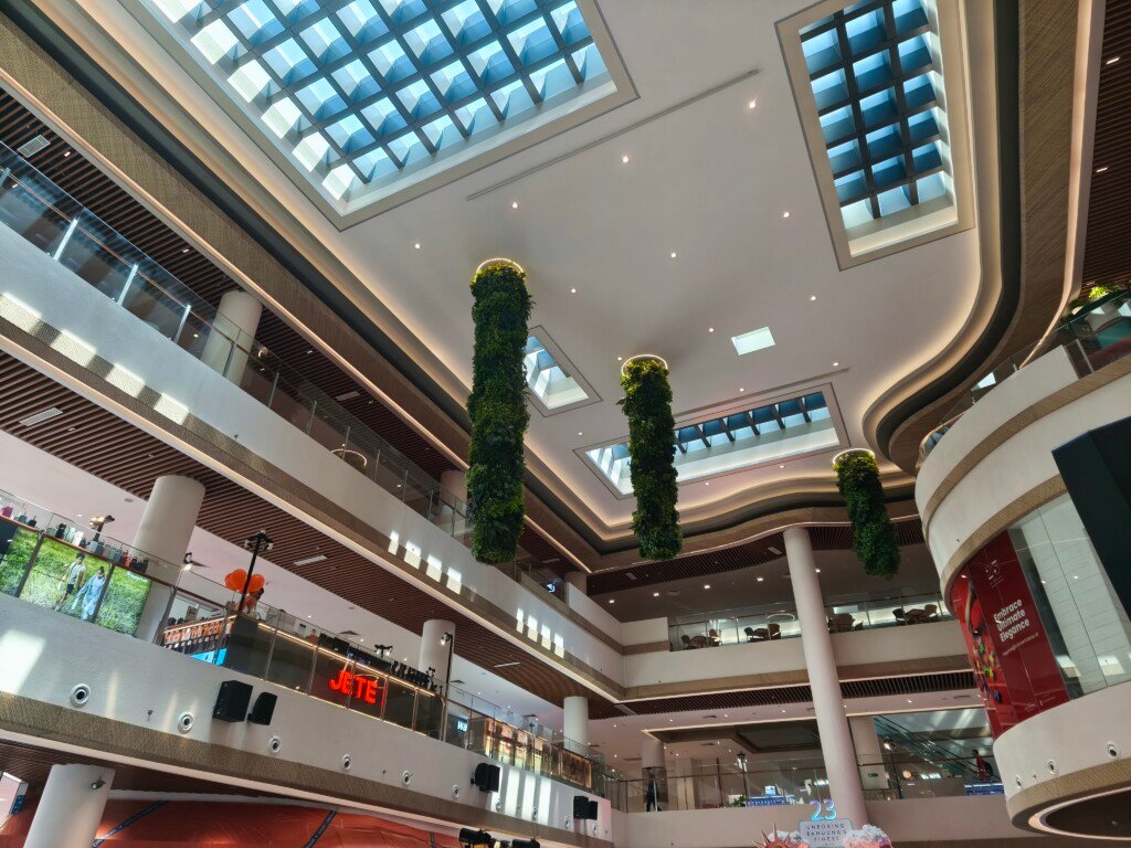 Interior modern pusat perbelanjaan 23 Paskal Shopping Center bandung, dengan desain atrium tinggi dan pencahayaan alami, mencerminkan tren investasi real estate komersial Asia Pasifik 2025.