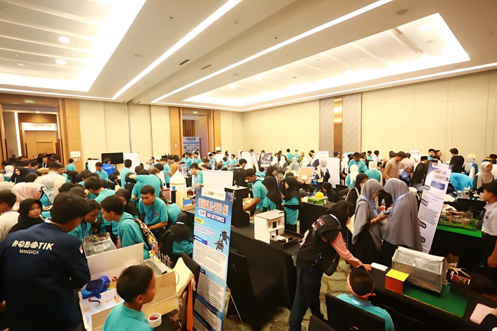 Peserta Kontes Robot Nusantara (KRON) 2025 di ICE BSD City menunjukkan proyek robotika dan AI mereka di area pameran. Digital Hub Sinar Mas Land mendukung penuh acara ini.
