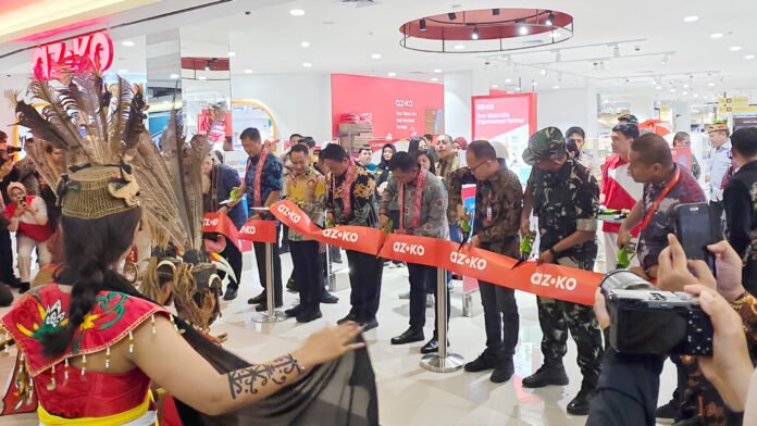 Peresmian toko AZKO di Duta Mall Palangka Raya, Kalimantan Tengah, oleh perwakilan Kawan Lama Group dengan iringan tarian adat Dayak.