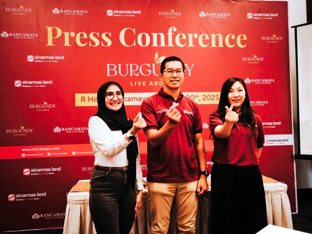 Atikah Sunarya, Djemi Lim, dan Jovy dari Sinar Mas Land dalam press conference peluncuran Klaster Burgundy Rancamaya, hunian premium bogor.