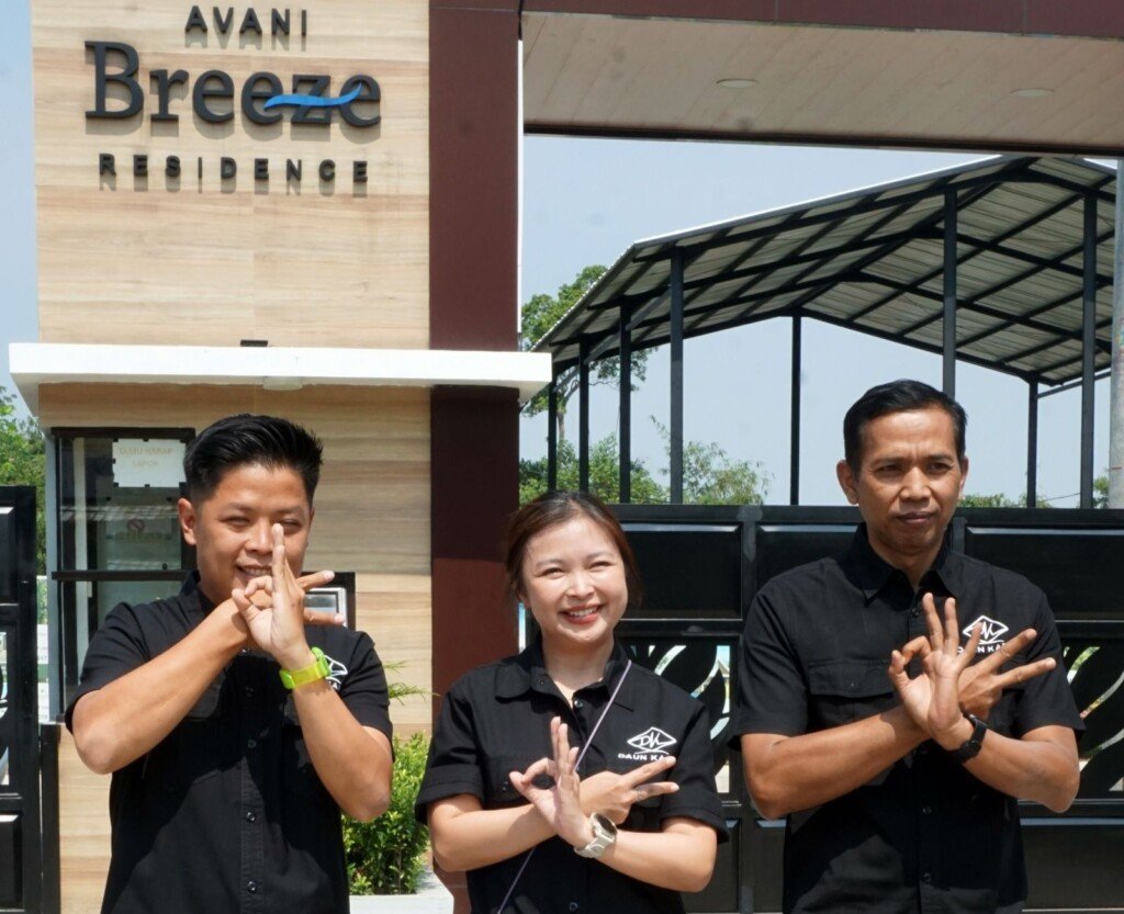 Jajaran manajemen Daun Karya di depan gerbang utama Avani Breeze Residence, hunian baru di Tangerang.