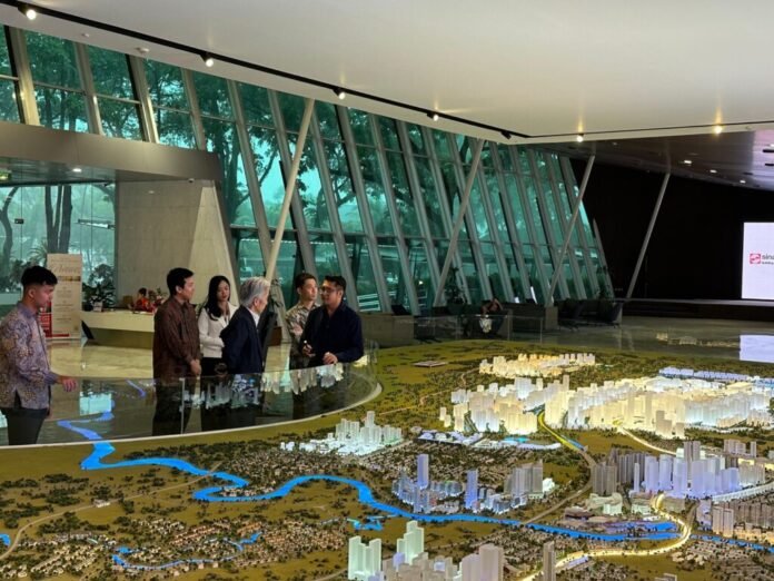 Perwakilan Living Lab Ventures dan IGPI Singapore meninjau maket BSD City sebagai bagian dari kerja sama strategis untuk mendukung ekspansi perusahaan Jepang ke Indonesia.