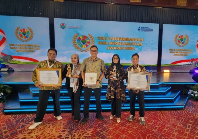Tim Sinar Mas Land menerima penghargaan Gold dan Silver CSR PDB Award 2025 untuk program Kemitraan Pertanian Lokal dan Kampung Dolanan Khatulistiwa.