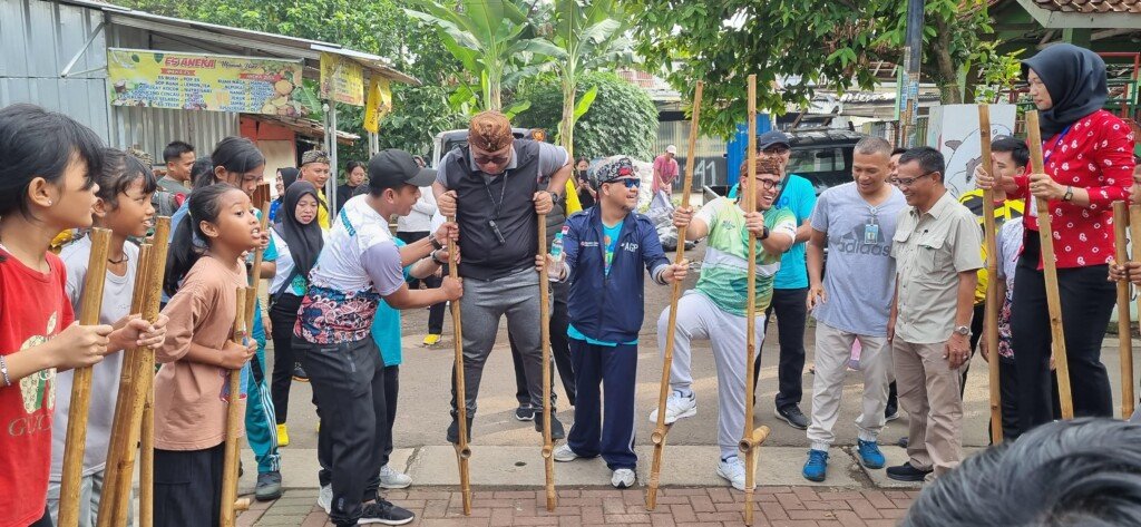 Anak-anak dan orang dewasa bermain egrang, salah satu permainan tradisional di program Kampung Dolanan Khatulistiwa Sinar Mas Land.