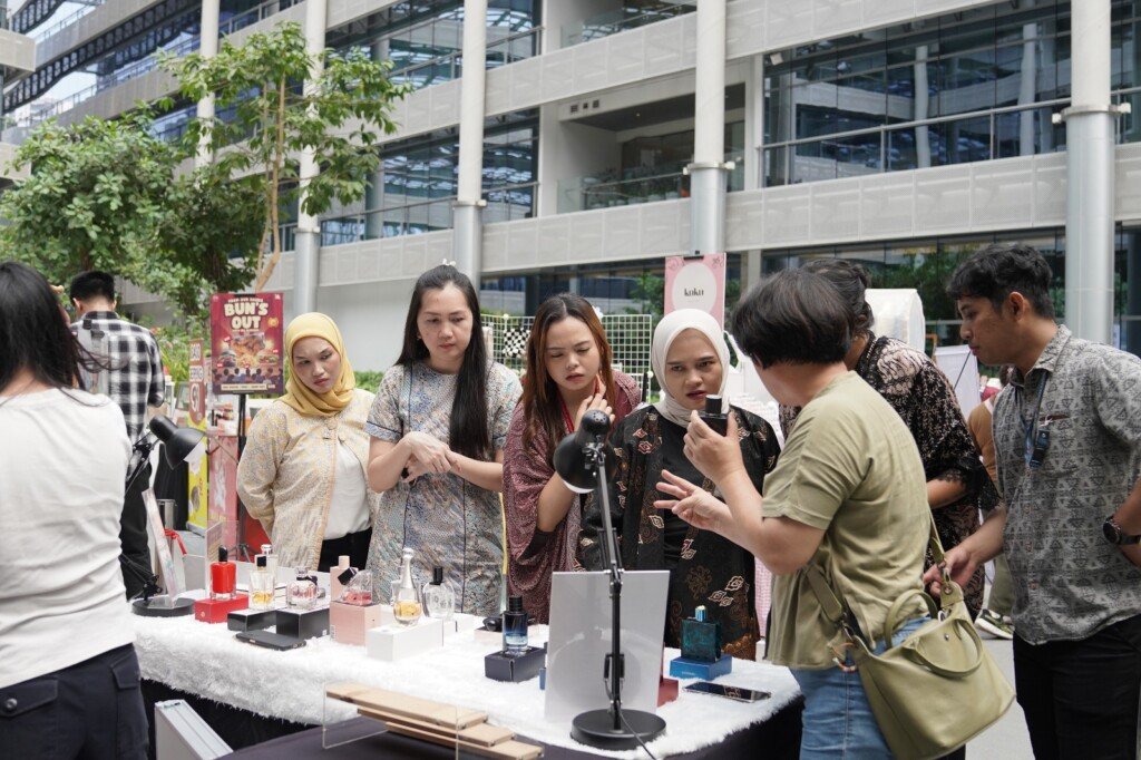 Pengunjung berinteraksi dengan penjual di salah satu booth produk wellness dan parfum pada Pop Up Market GOP Fest 2025 yang mendukung UMKM lokal di Green Office Park BSD City.