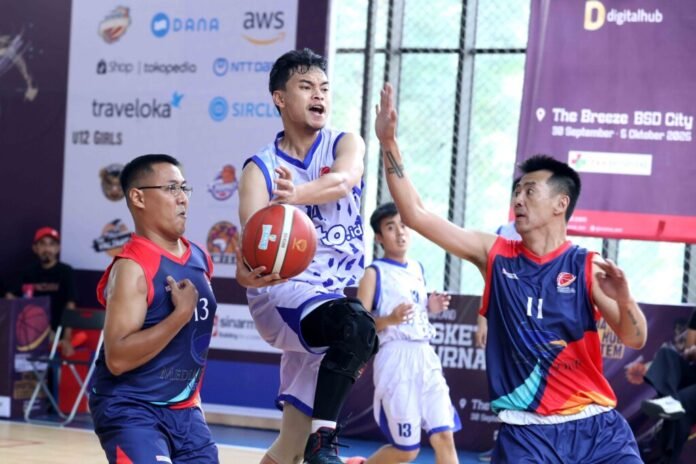 Pemain berlaga pada Sinar Mas Land Basketball Tournament 2025 ke-9 di Elite Basketball Court, BSD City
