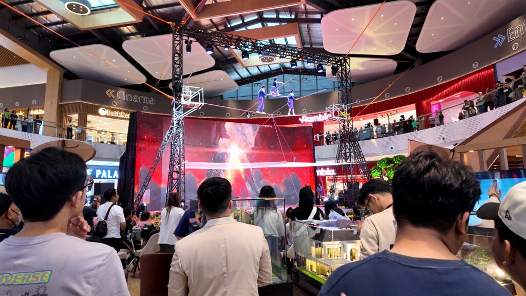 Penampilan High Wire & Juggling International Show di panggung utama Summarecon Expo Bandung yang didatangkan dari Chile, Peru, dan Columbia