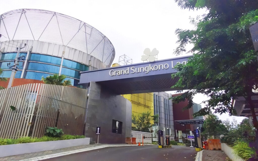 Gerbang utama Grand Sungkono Lagoon Surabaya sebagai superblock premium yang kini dikelola oleh Travelio.