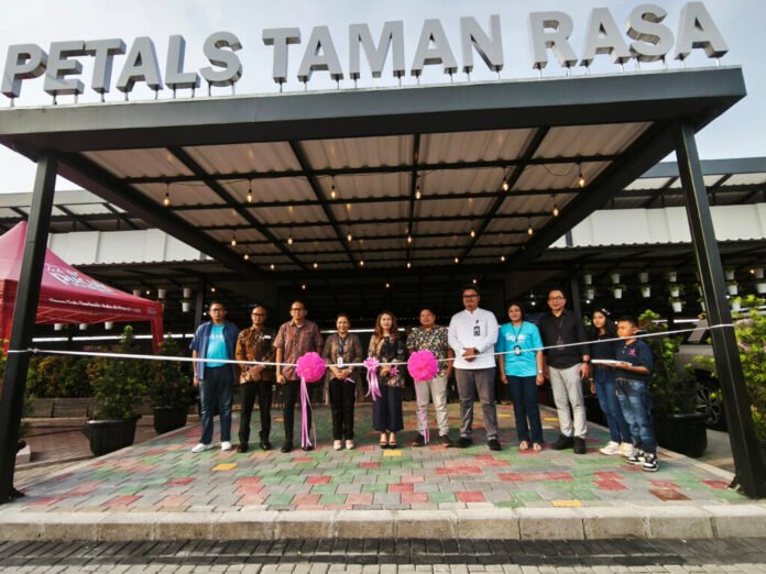 Prosesi peresmian Paramount Petals Taman Rasa oleh manajemen Paramount Land dan Mada Rasa Indonesia