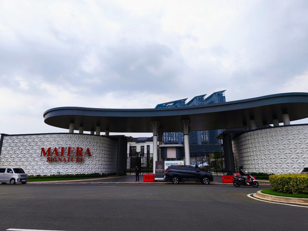 Gerbang utama kawasan Matera Signature di Gading Serpong