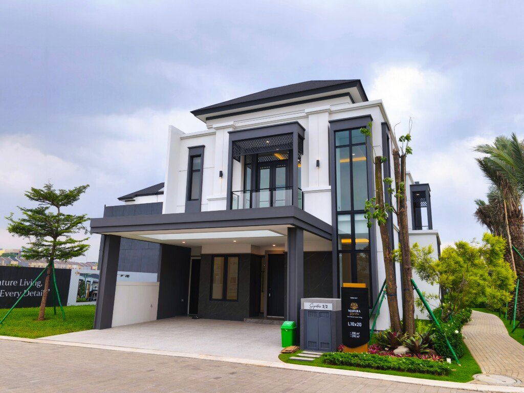 Tampak depan show unit Matera Signature Tipe L10X20 siang hari di Gading Serpong