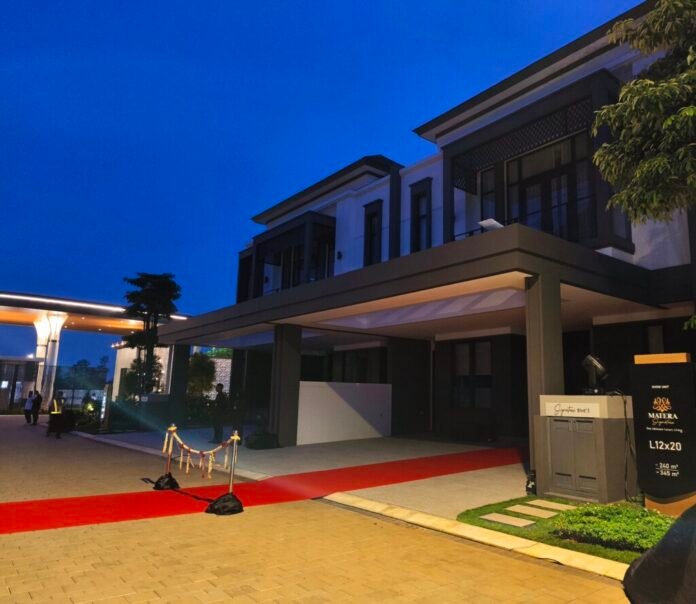 Tampak depan show unit Matera Signature malam hari di Gading Serpong