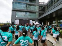 Peserta fun walk dan hiburan musik dalam rangka perayaan 23 tahun Paradise Indonesia di Jakarta.