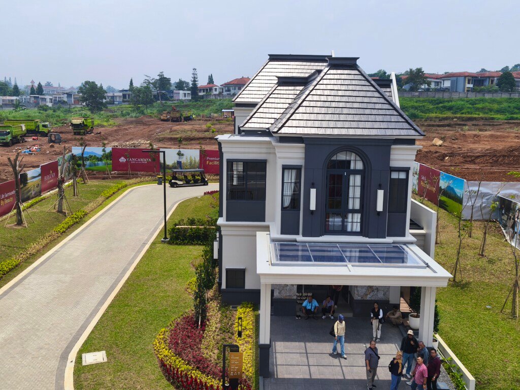 Tampilan udara rumah Klaster Burgundy Rancamaya menunjukkan desain atap unik dan lanskap hijau di hunian premium bogor dari Sinar Mas Land.