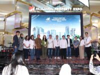 Para perwakilan Pakuwon Group dan tamu undangan berfoto bersama di panggung utama pembukaan Pakuwon Property Expo 2025 di Grand Atrium Kota Kasablanka, Jakarta.